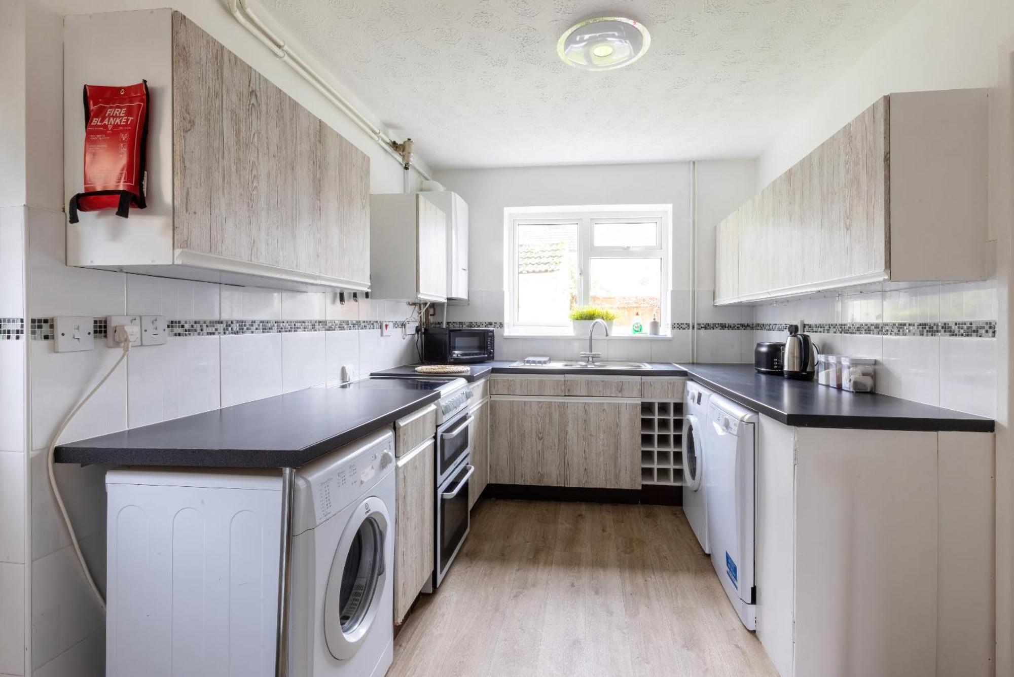The Conifers Large Detached Home With Off Street Parking Witney Exteriér fotografie