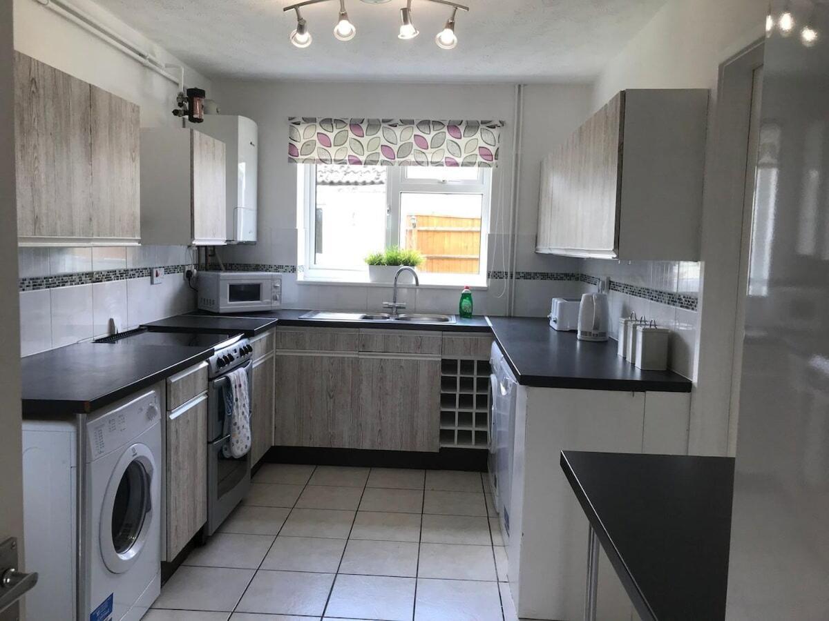 The Conifers Large Detached Home With Off Street Parking Witney Pokoj fotografie