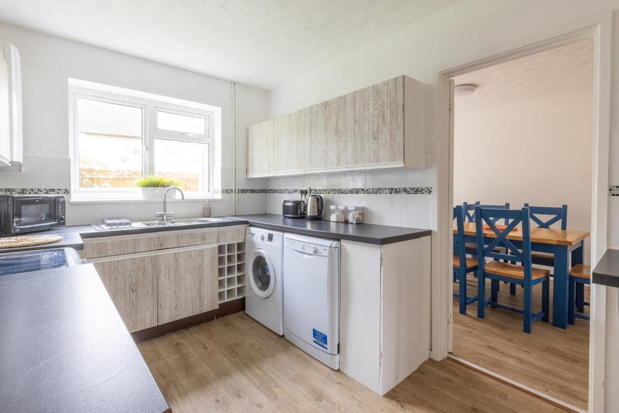 The Conifers Large Detached Home With Off Street Parking Witney Exteriér fotografie