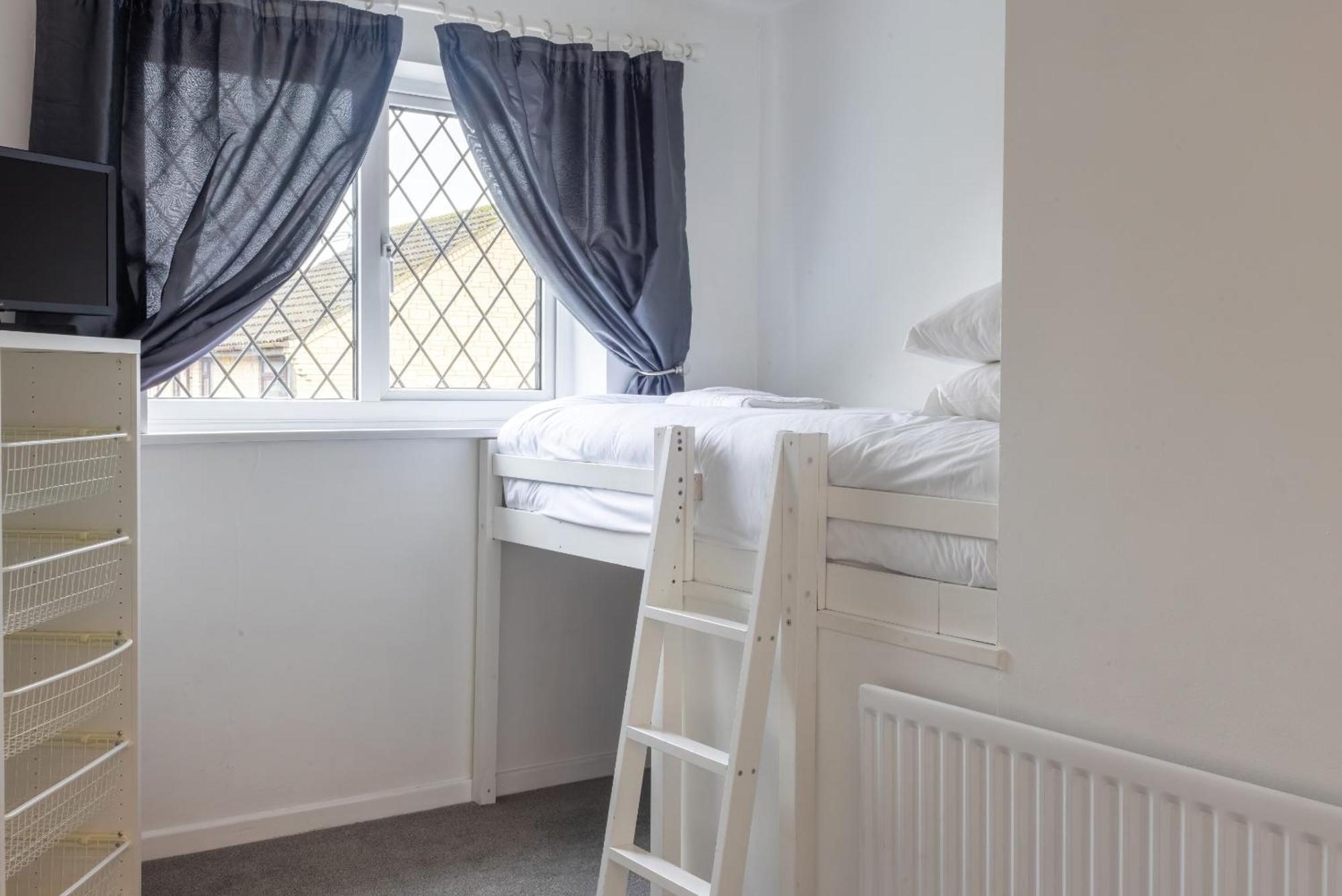 The Conifers Large Detached Home With Off Street Parking Witney Exteriér fotografie