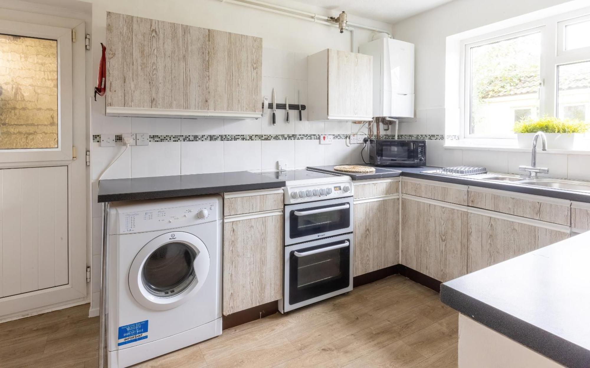 The Conifers Large Detached Home With Off Street Parking Witney Exteriér fotografie