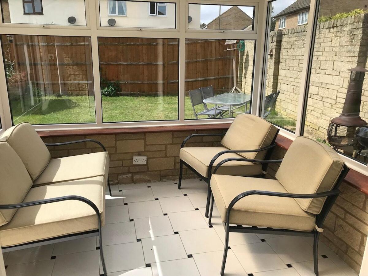 The Conifers Large Detached Home With Off Street Parking Witney Pokoj fotografie