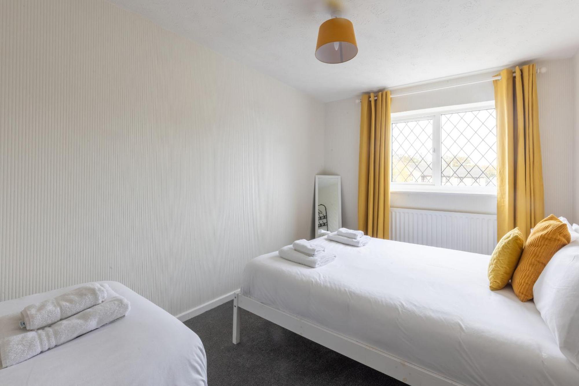 The Conifers Large Detached Home With Off Street Parking Witney Exteriér fotografie
